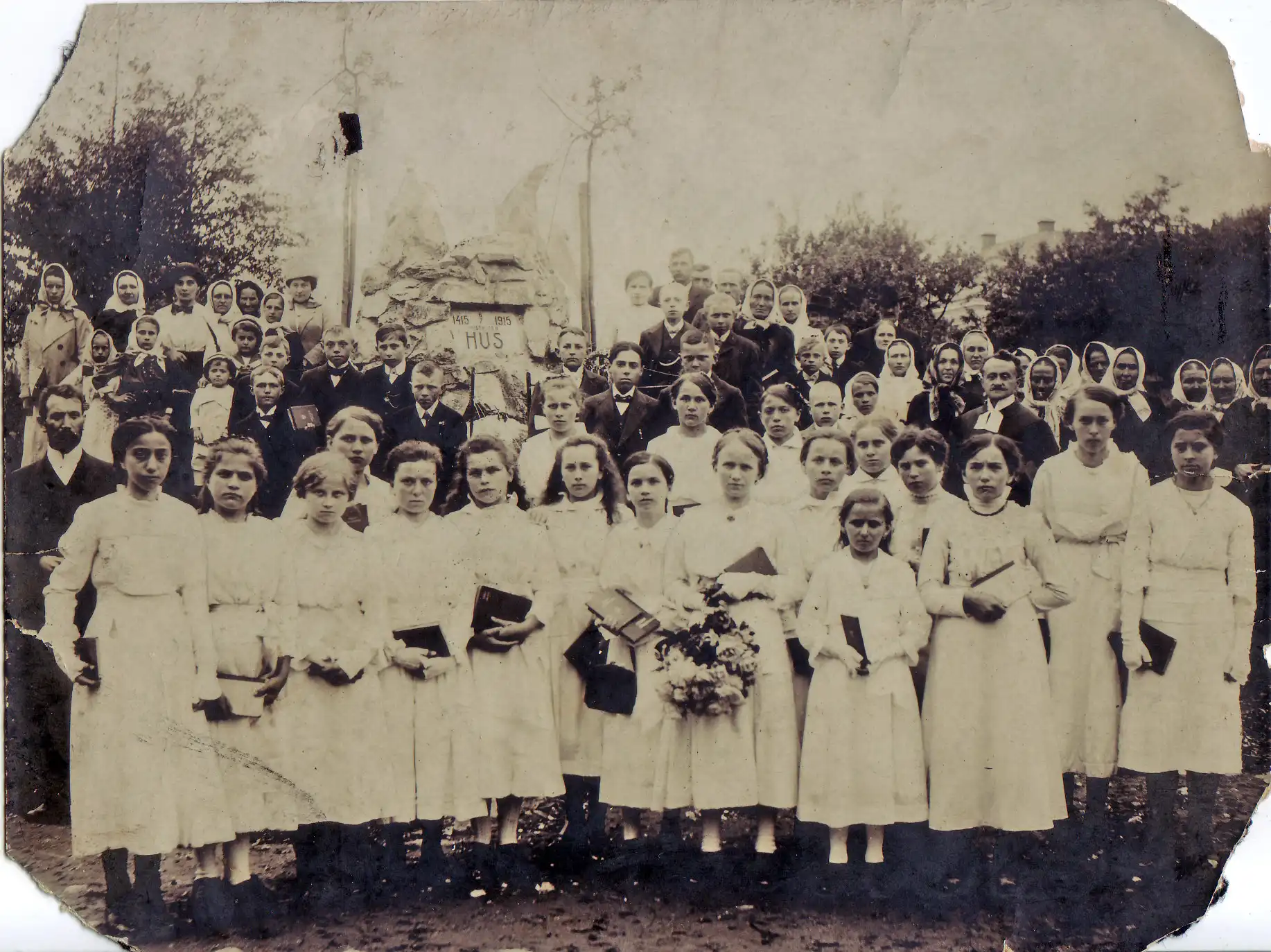 Před husovým pomníkem